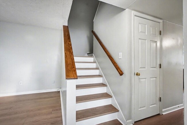 Building Photo - 1217 Clock St