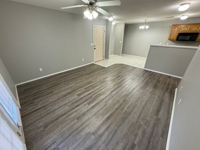 Building Photo - Updated 1 bedroom 2 bathroom apartment on ...