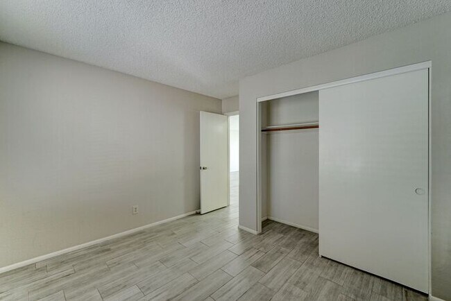 Building Photo - READY TO VIEW NOW! Recently Renovated 2bed/2bath Townhouse in Peoria!