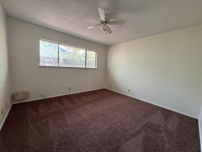Building Photo - Three Bedroom Two Bathroom Pool Home in He...