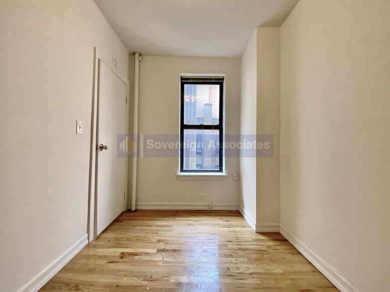 Building Photo - 401 E 68th St