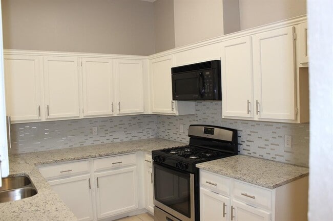 Building Photo - 2208 Quiet Wood Dr