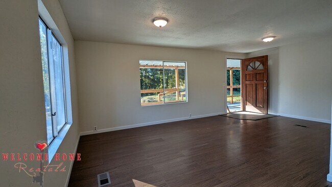 Building Photo - Huge fenced lot - bring your boat, trucks,...