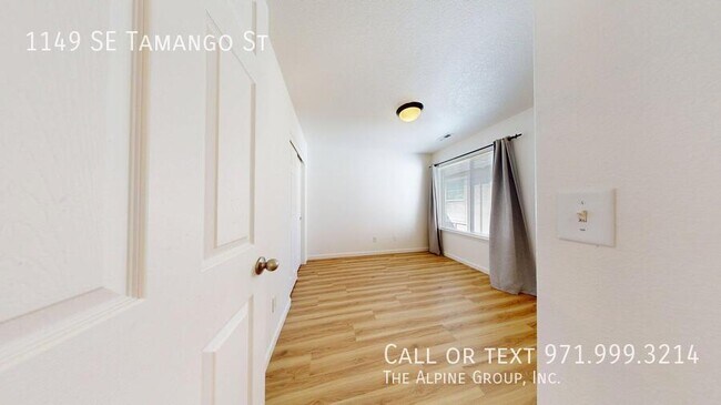 Building Photo - 1149 SE Tamango St