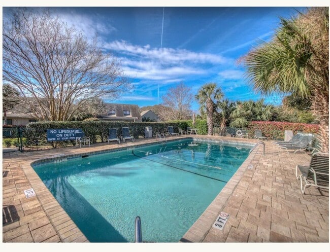 Building Photo - 786 queens grant