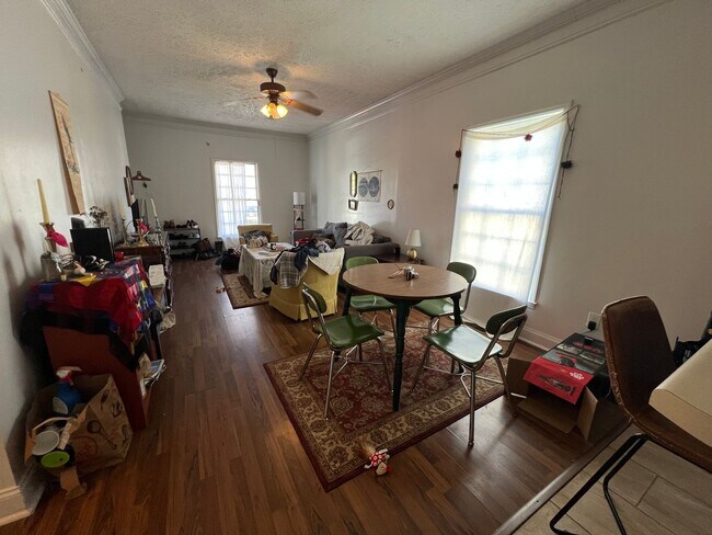 Building Photo - 4 Bedroom/4 Bathroom House!