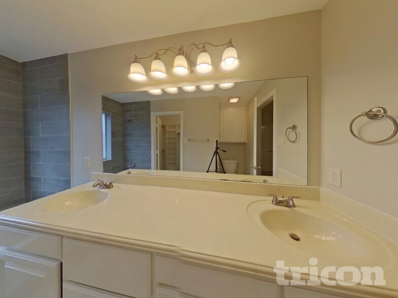 Building Photo - 804 Rambling Ct