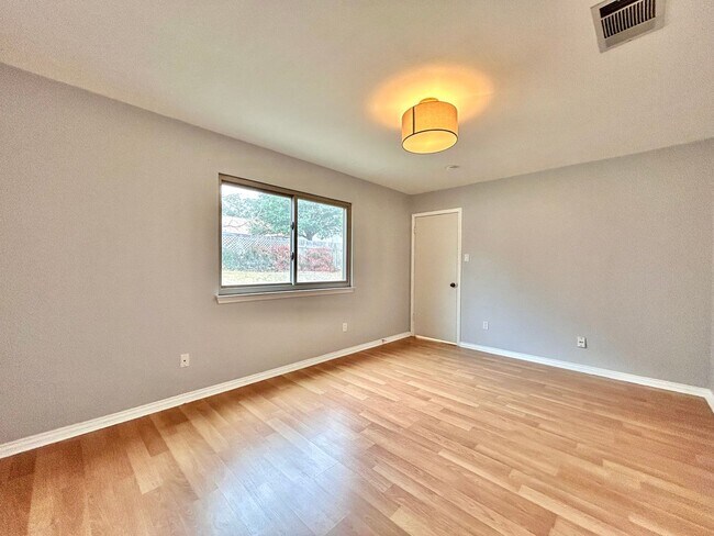 Building Photo - Comfortable & Nice 3BR / 2BA One-Level Home — Garage, Yard & Laundry Room