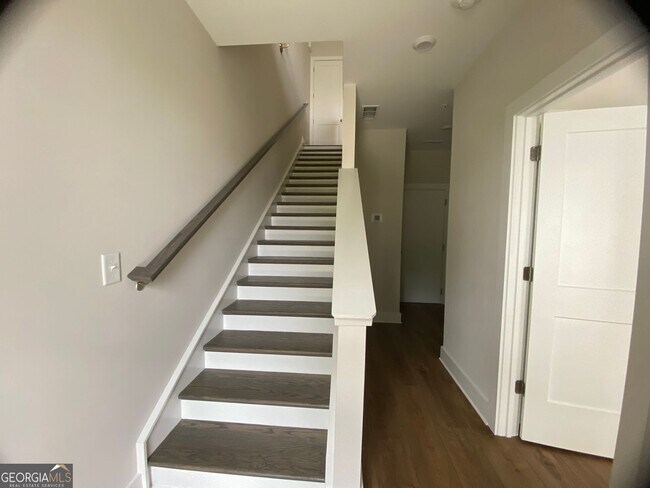Building Photo - 1295 Longreen Ter NW