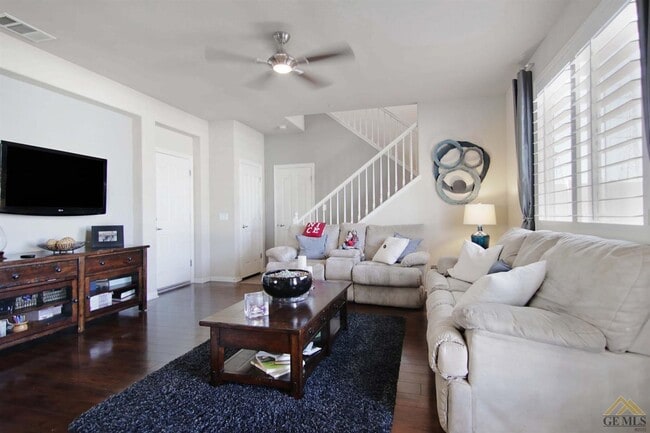 Building Photo - Gorgeous Home in a Gated Community with Pool!