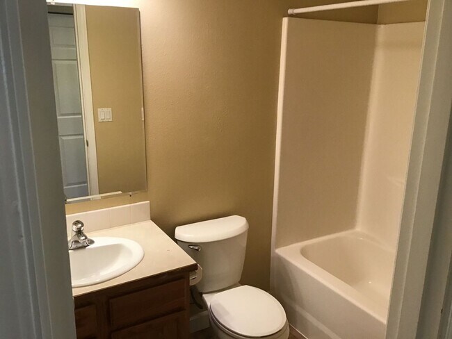 Building Photo - **$750 OFF 1st Month** Great Location! 3 Bedroom Home in SW Bend!