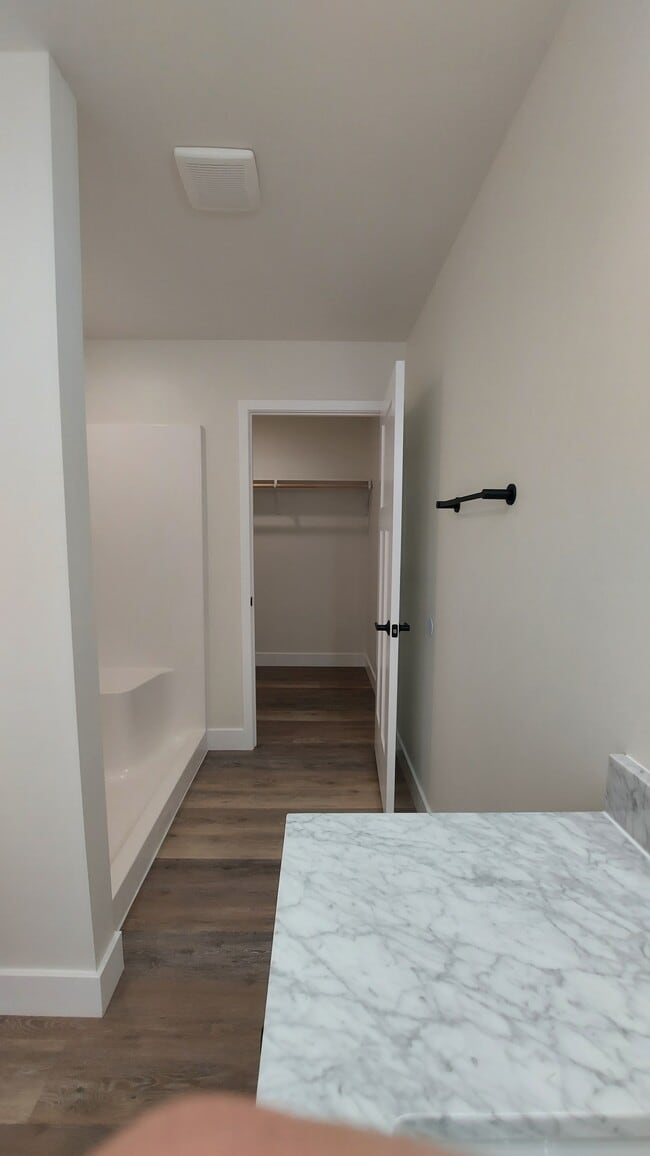 Building Photo - 517 Eagle St