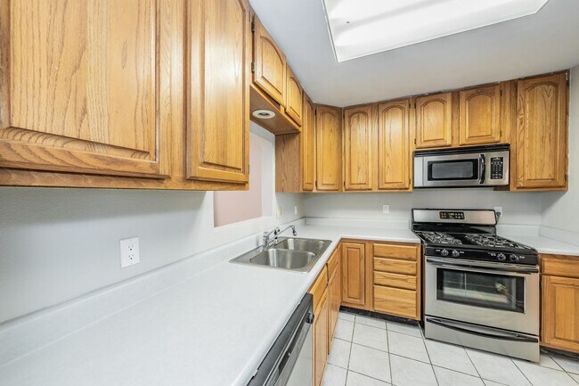 Building Photo - Updated home in Arlington Heights!