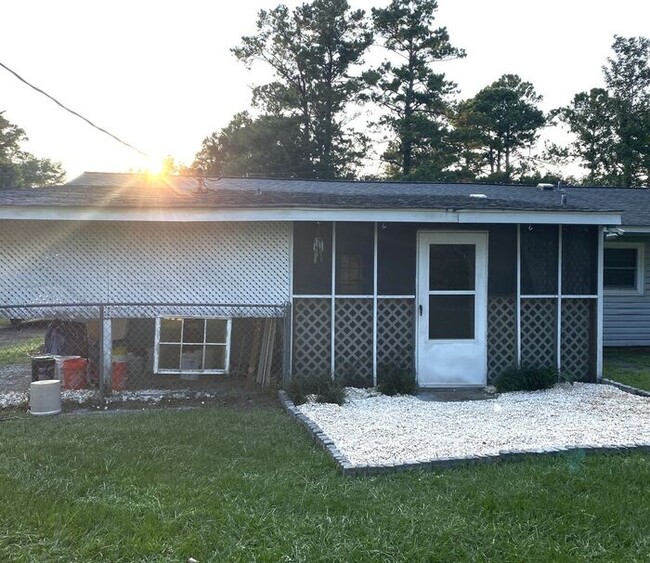 Building Photo - Cottage home, 5 minutes to Wrightsville Be...