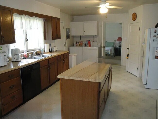 Building Photo - 2205 Country Club Dr
