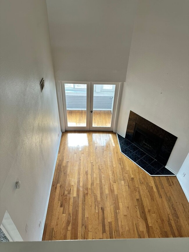 Building Photo - Spacious 3 Bed, 2 Full Bath Townhome near the Highline Canel!
