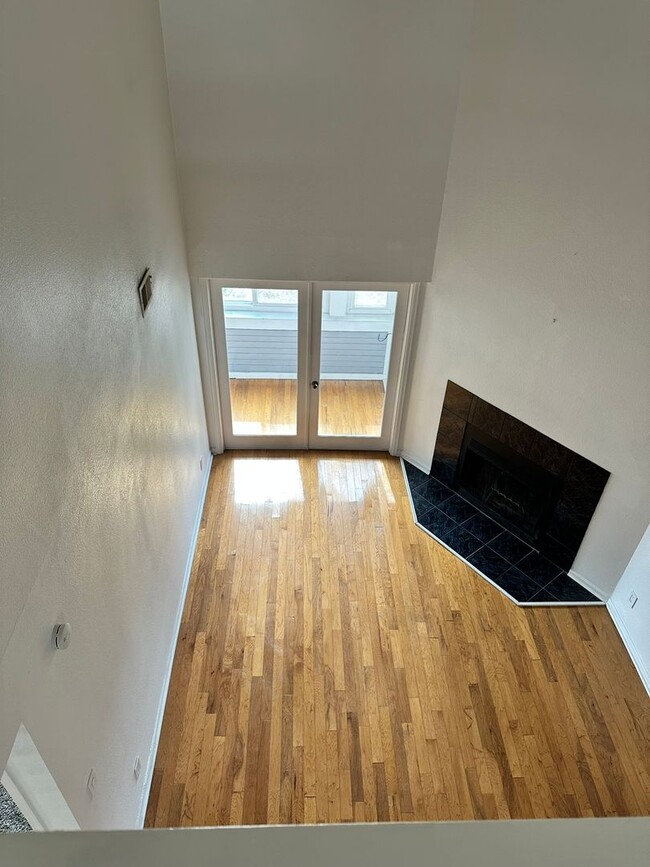 Building Photo - Spacious 3 Bed, 2 Full Bath Townhome steps...