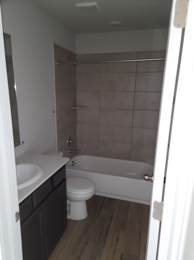 Shared bathroom - 13103 Brave Tenderfoot Trl