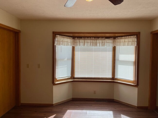 Building Photo - Country living at a great Price.