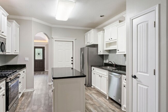 Building Photo - ***First Month FREE*** 3 bed 2 bath House