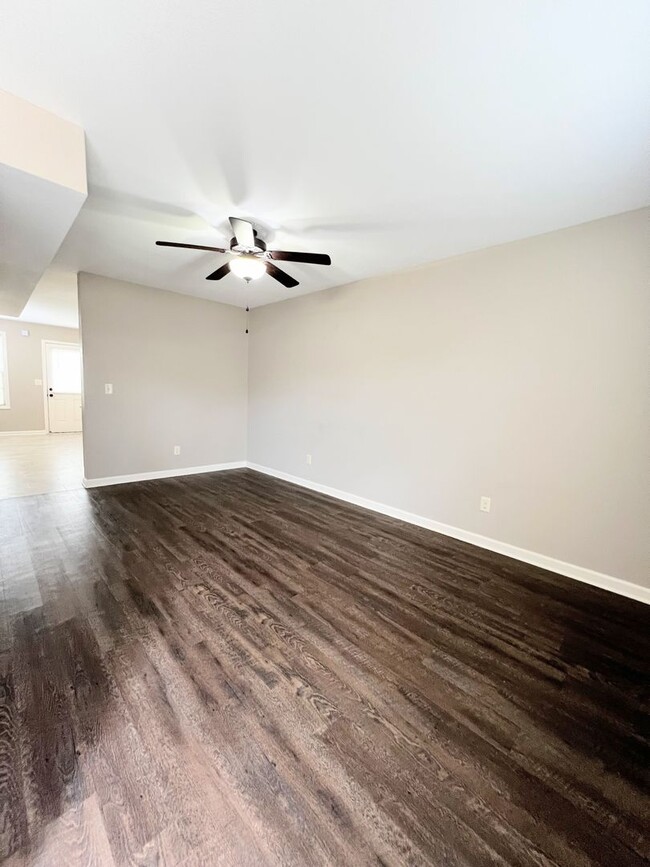 Building Photo - 2 Bedroom 1.5 Bath Townhome