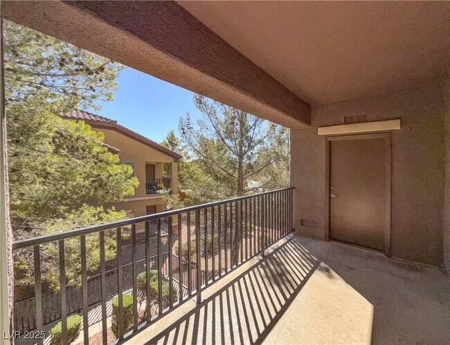 Building Photo - 6868 Sky Pointe Dr