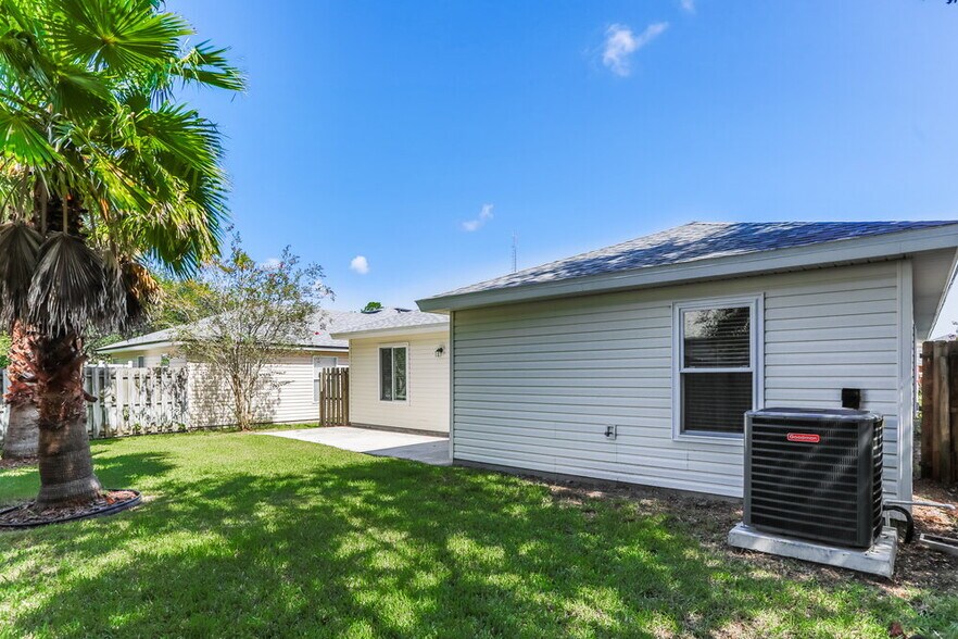 Building Photo - 14444 Woodfield Cir N