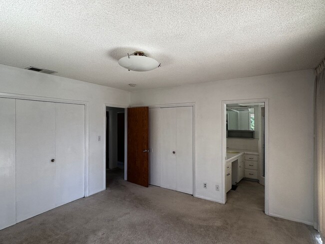 Building Photo - HOUSE