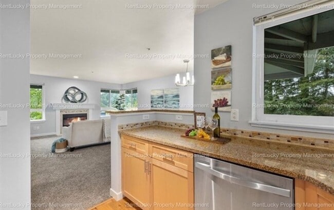 Building Photo - Spacious Cambria Hills Condo – Vaulted Cei...