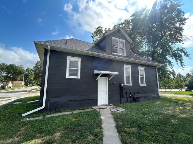 Building Photo - 6 Month Initial Lease-4904 Holdrege 2bed/1bath-Located near historic University Place