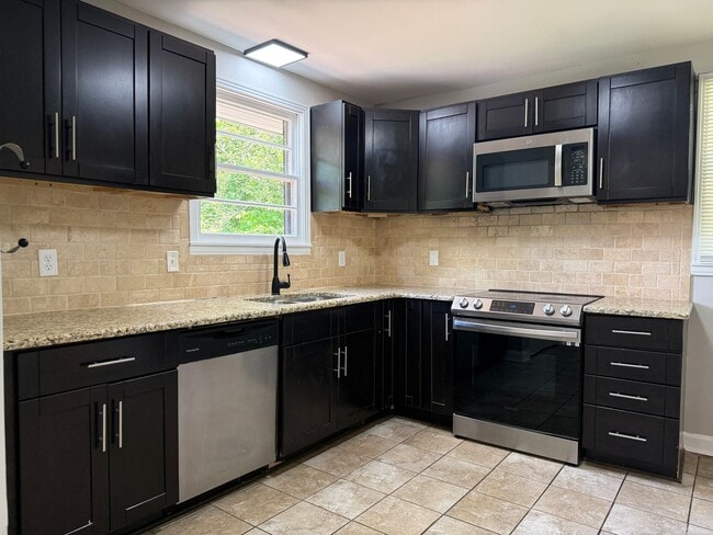Building Photo - Lovely and Spacious Home in South Nashville - Garage and Fenced in Yard