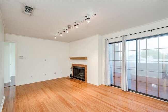 Building Photo - 1510 W N Loop Blvd