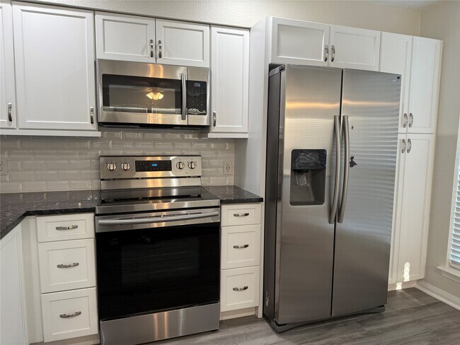 Building Photo - 12800 Briar Forest Dr
