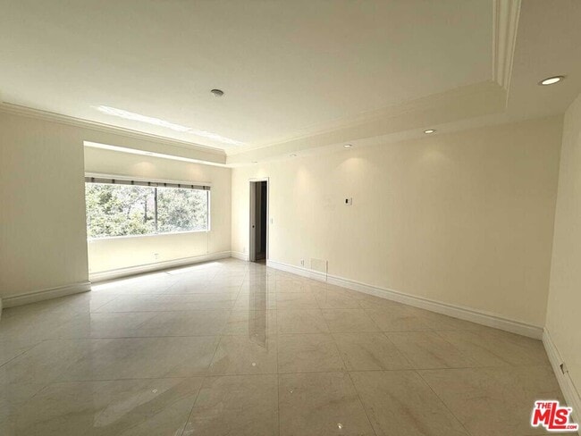 Building Photo - 121 S Palm Dr