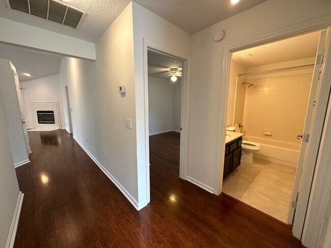Building Photo - Beautiful 3Bed 2Bath in Hunters Ridge!