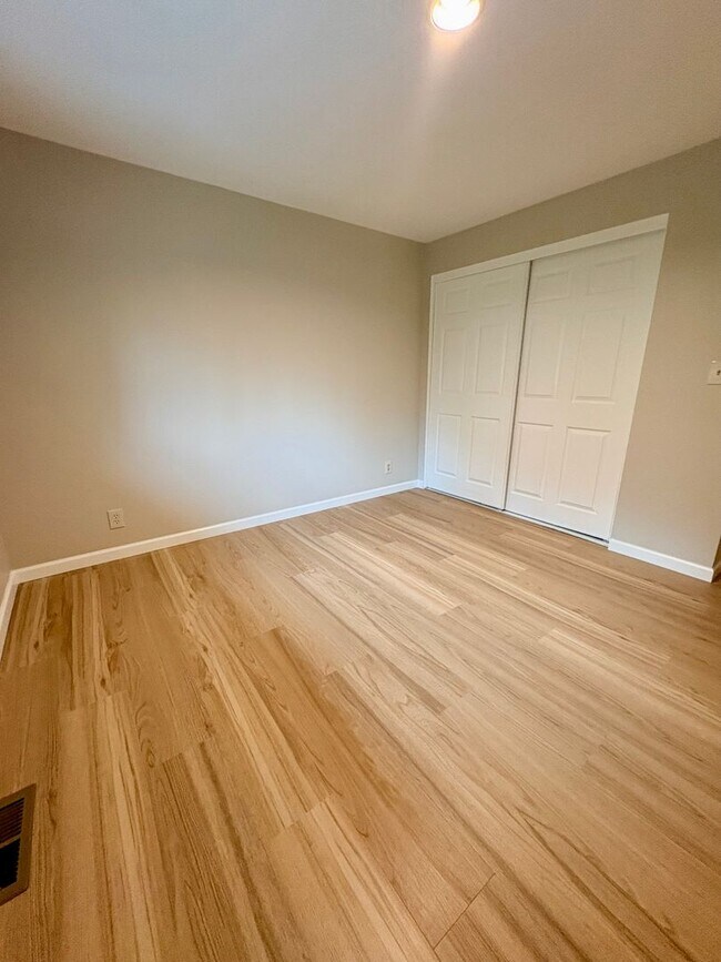 Building Photo - $1500 Off First Month! Remodeled Shoreline Home