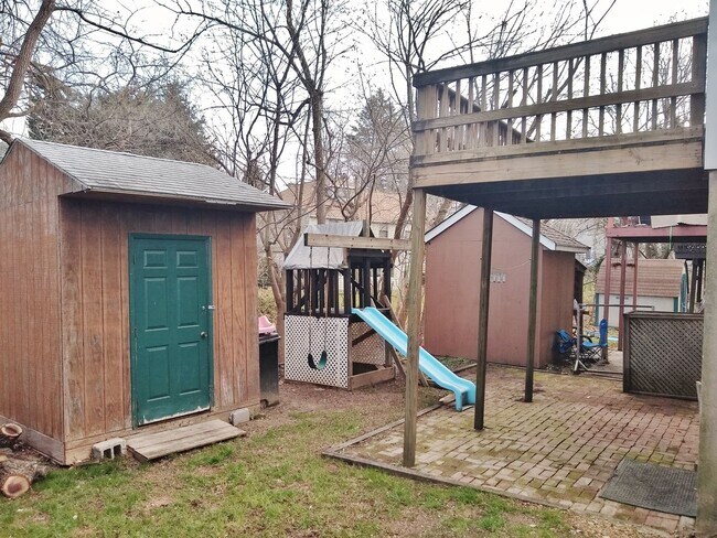 Building Photo - 2 Bed / 1-1/2 Bath Single Family Home Townhome