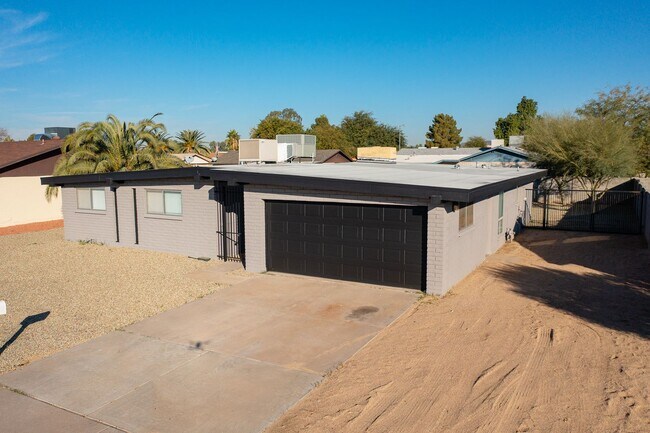 Building Photo - Stunning 3-Bedroom Home in Prime Glendale Location