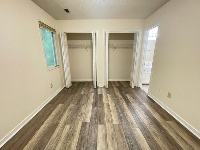 Building Photo - Updated, polished 2br END UNIT in Mill Cre...