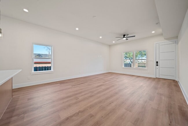 Building Photo - 234 E 39th St