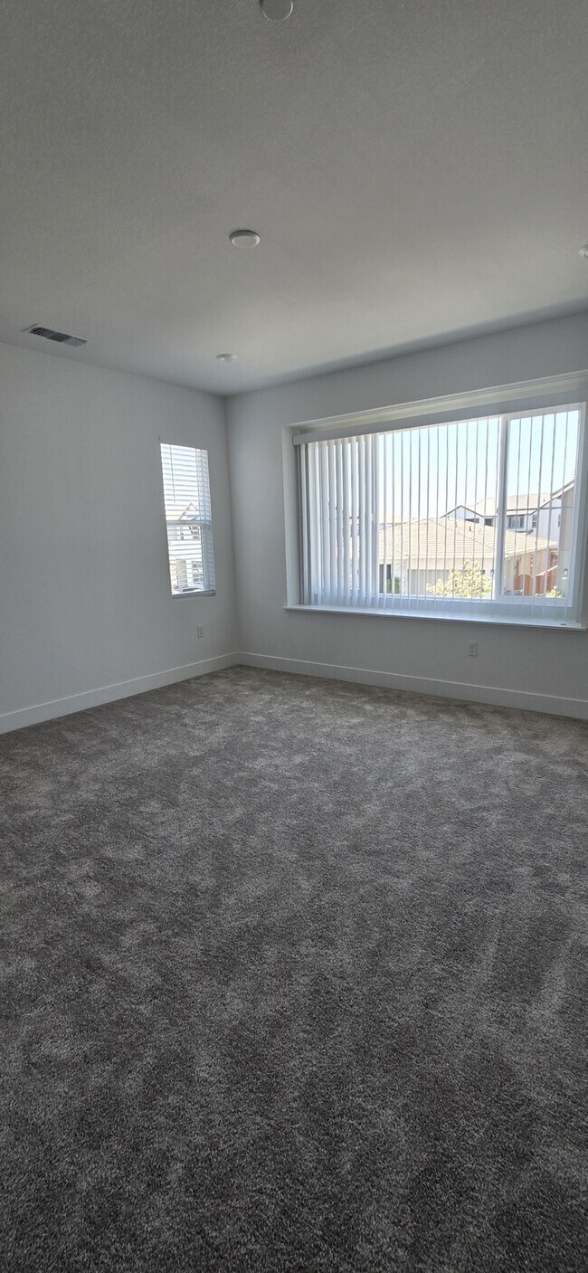 Building Photo - Lathrop - Gorgeous 5 Bedroom 3 Bathroom Home