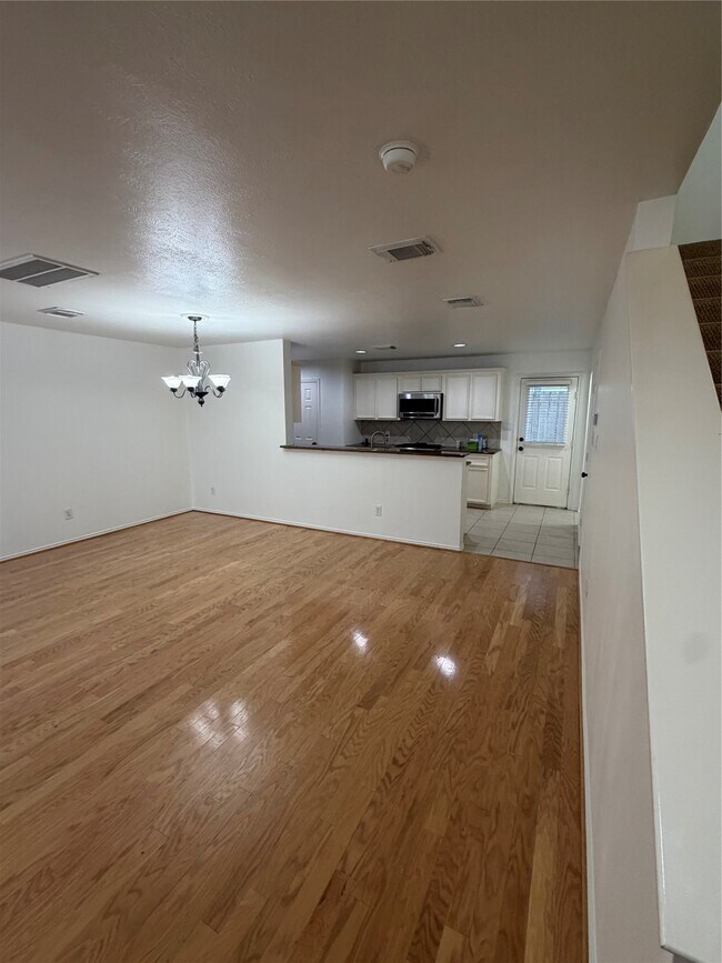 Building Photo - 1421 W 26th St