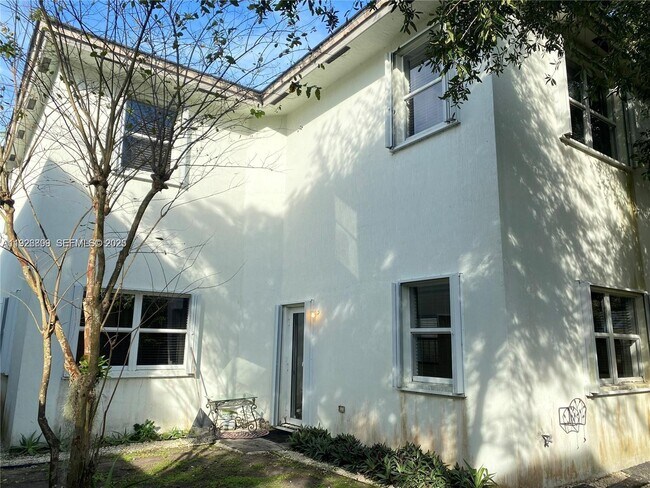 Building Photo - 3616 NE 3rd Ct