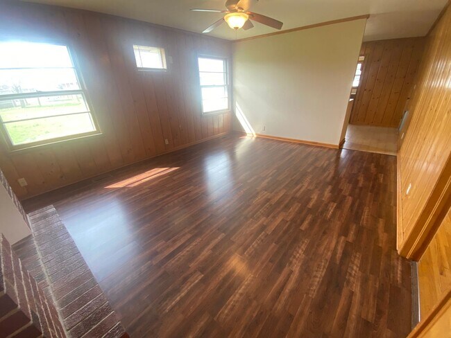 Building Photo - 404 Vosswood Dr