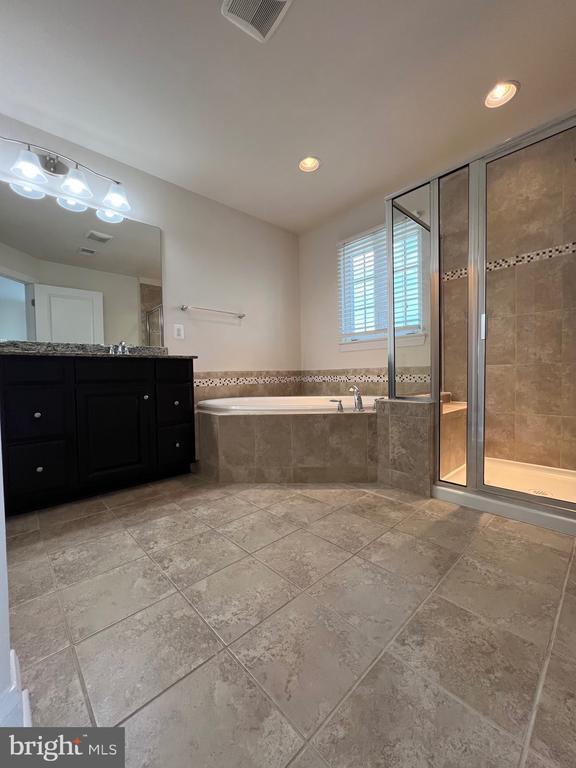 Building Photo - 25835 Clairmont Manor Square