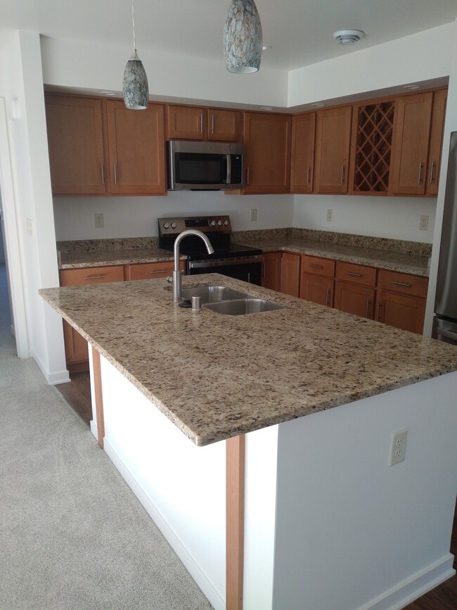 Building Photo - 2749 Hidden Dr