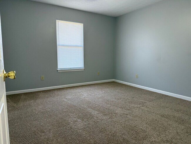 Building Photo - 2 bedroom 2 bath townhouse