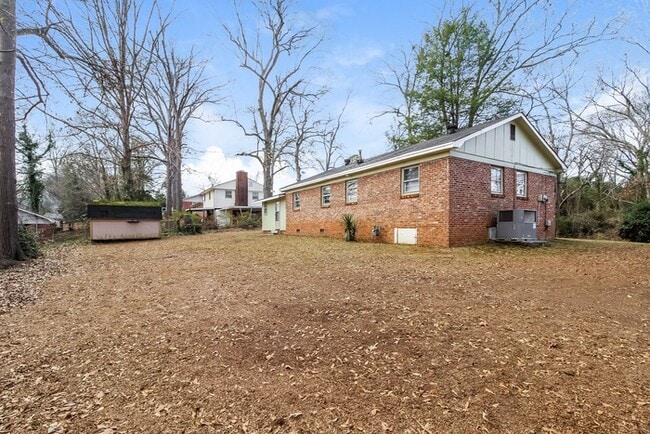 Building Photo - 219 W Castle Dr