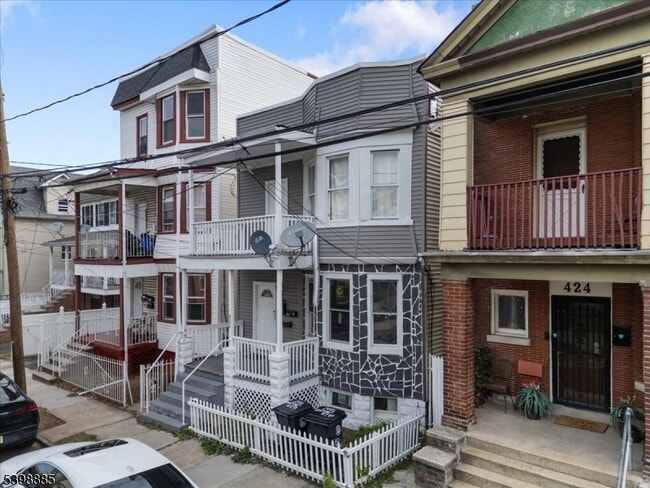 Building Photo - 422 Jelliff Ave