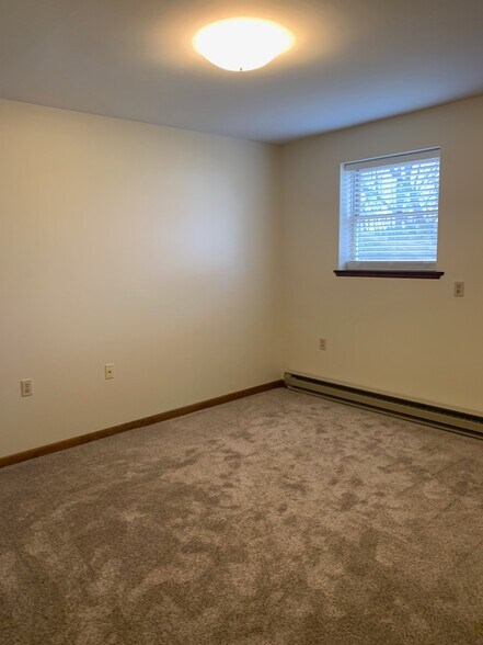 Bedroom 2 - Queen Size - 3200 Oak Ave